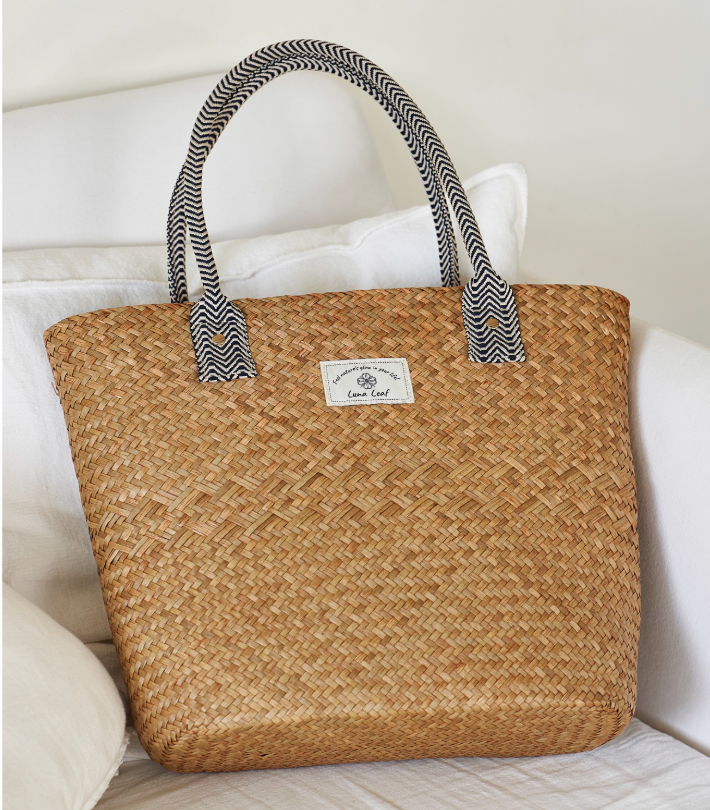 Luna Leaf Handmade traditional craft woven bag, large-capacity jacquard woven strap, beach grass-woven bag, single-shoulder commuter bag